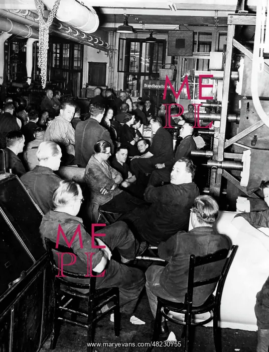 : Employees of the Berlin Scherl publishing house while : Employees of the Berlin Scherl publishing house while