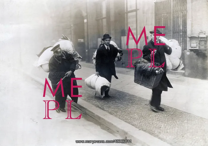 : Employees leave the Mossehaus in Berlin, 1919 : Employees leave the Mossehaus in Berlin, 1919