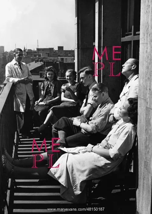 : Employees during the lunch break, 1940 : Employees during the lunch break, 1940