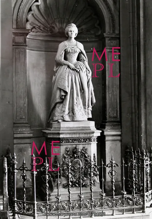 : Empress Elisabeth-statue at Westbahnhof in Vienna : Empress Elisabeth-statue at Westbahnhof in Vienna