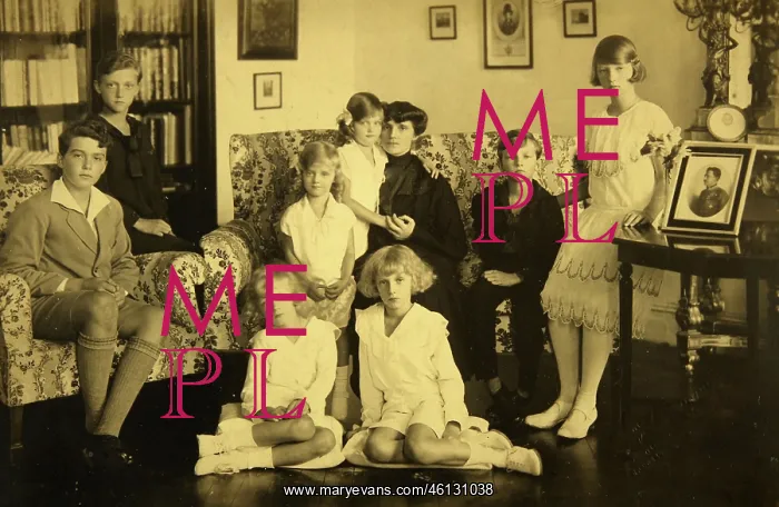  : Empress Zita of Austria with her eight childs
