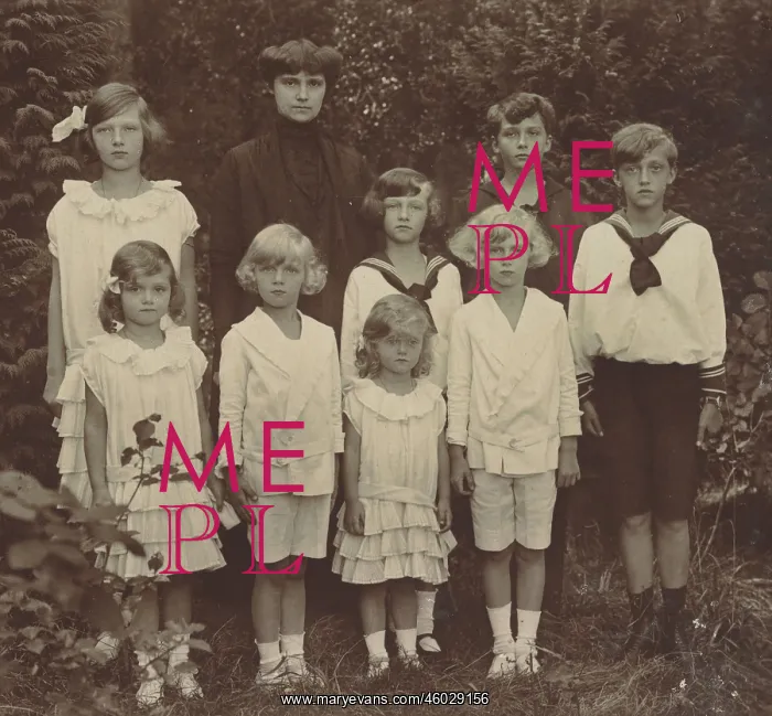 : Empress Zita with her eight childern : Empress Zita with her eight childern