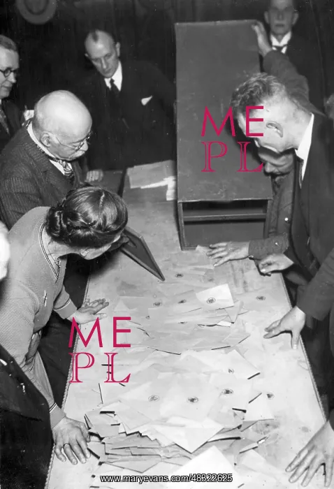 : Emptying the ballot boxes after the Reichstag elections : Emptying the ballot boxes after the Reichstag elections