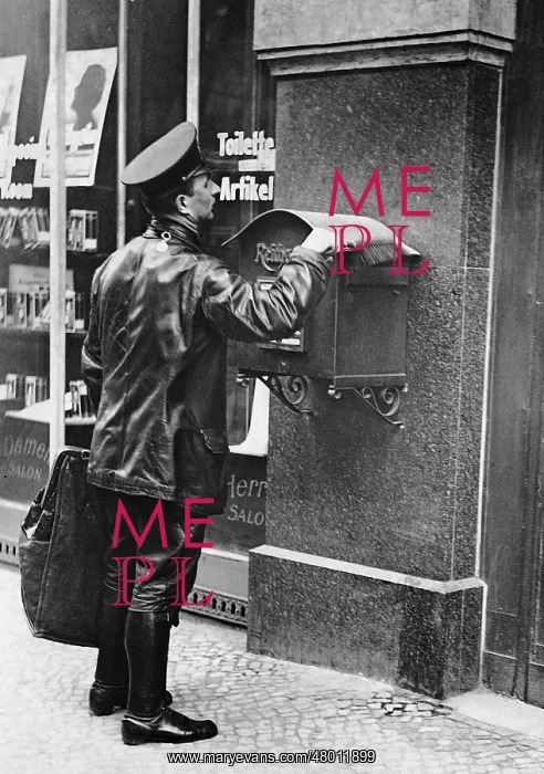 : Emptying and dusting of the mailbox, 1932 : Emptying and dusting of the mailbox, 1932