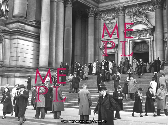 : End of the Good Friday service in the Berlin Cathedral, 1936 : End of the Good Friday service in the Berlin Cathedral, 1936