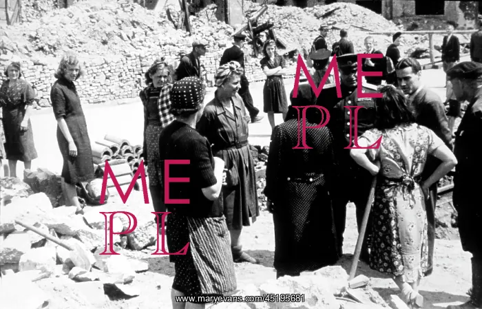: End of World War II - Trummerfrauen 1945 : End of World War II - Trummerfrauen 1945