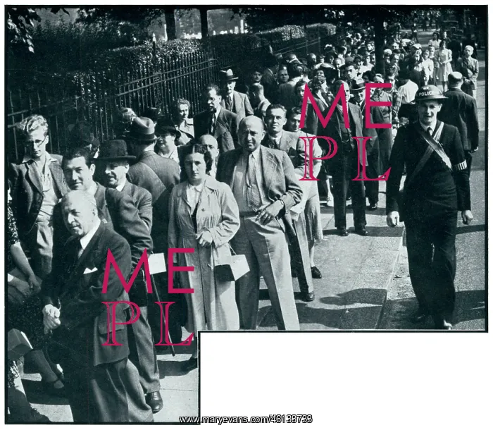 : Enemy aliens queue to register in London, September 1939 : Enemy aliens queue to register in London, September 1939