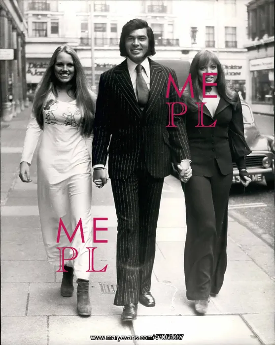 : Engelbert Humperdinck with Young Generation dancers : Engelbert Humperdinck with Young Generation dancers