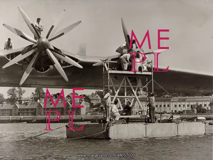 : Engine maintenance pontoon by the Saunders-Roe SR45 Princess : Engine maintenance pontoon by the Saunders-Roe SR45 Princess
