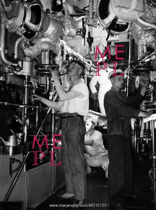 : Engine room of a minesweeper : Engine room of a minesweeper