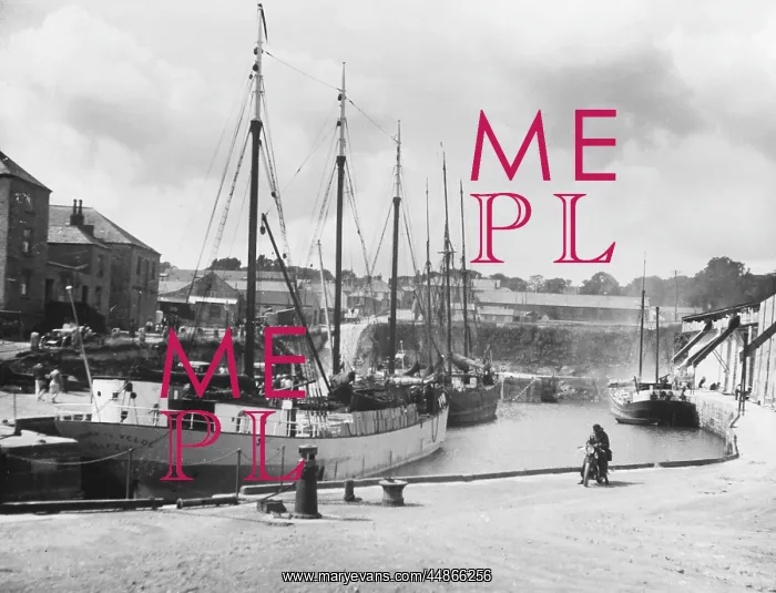: ENGLAND / CHARLESTOWN : ENGLAND / CHARLESTOWN