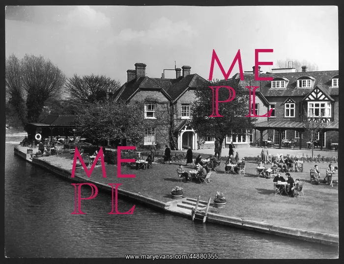 : ENGLAND / MARLOW : ENGLAND / MARLOW