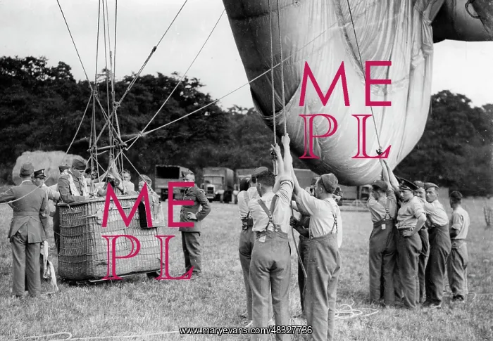 : English barrage balloons, 1937 : English barrage balloons, 1937