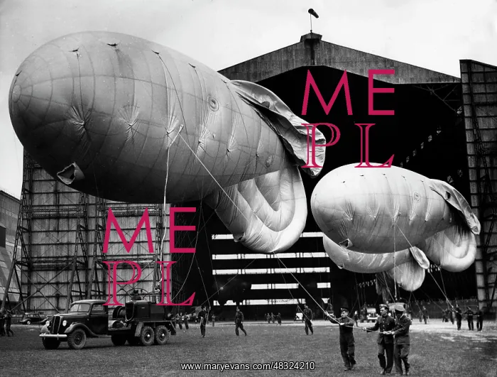 : English barrage balloons, 1939 : English barrage balloons, 1939