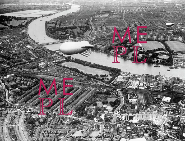 : English barrage balloons, 1939 : English barrage balloons, 1939