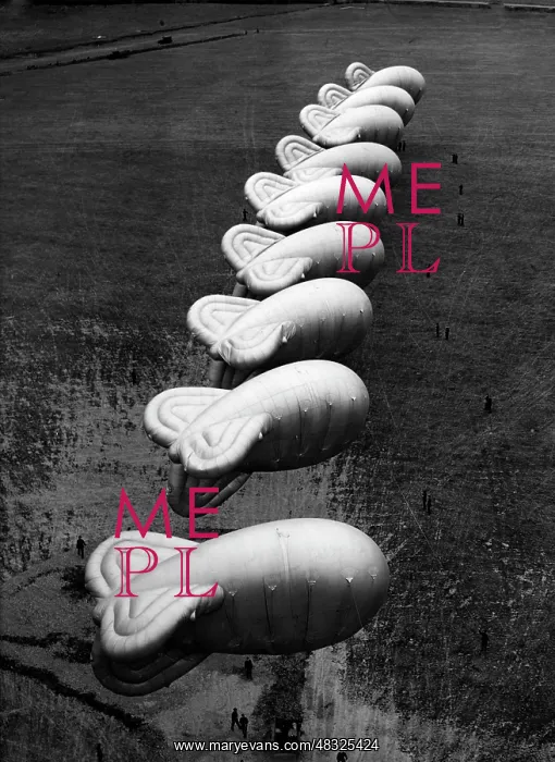 : English barrage balloons, 1940 : English barrage balloons, 1940