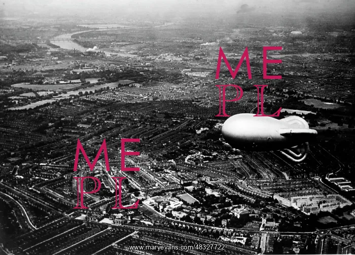 : English barrage balloons, 1940 : English barrage balloons, 1940