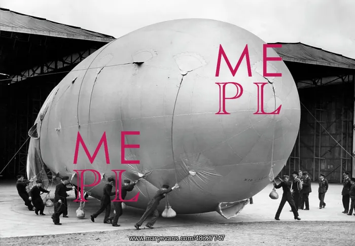 : English barrage balloons, 1940 : English barrage balloons, 1940