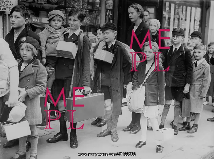 : English children are evacuated, 1939 : English children are evacuated, 1939