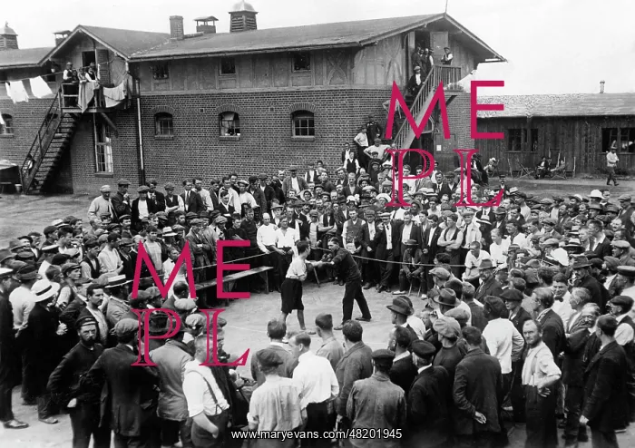 : English internees at a boxing contest, 1915 : English internees at a boxing contest, 1915