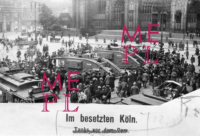 : English tanks in front of the Cologne Cathedral, 1920 : English tanks in front of the Cologne Cathedral, 1920