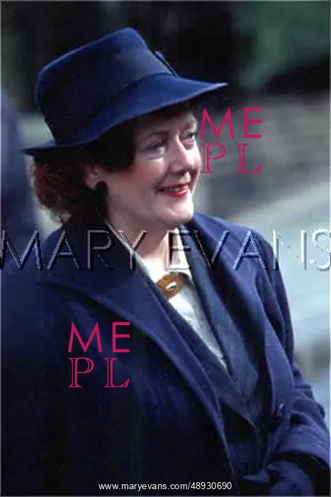 : ENGLISH WOMAN 1940S : ENGLISH WOMAN 1940S