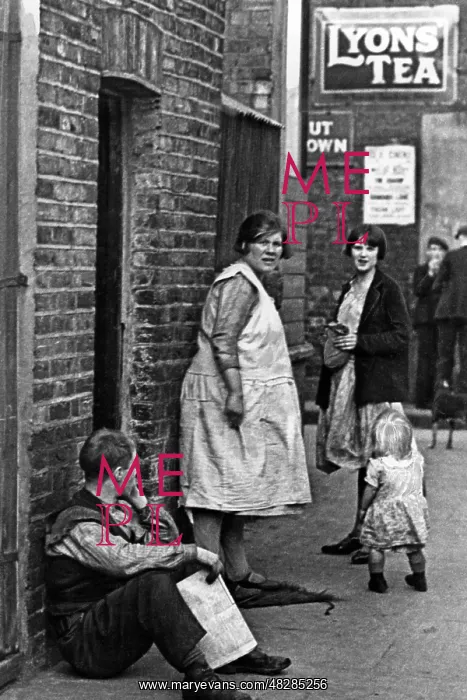 : English working class family in a poor district : English working class family in a poor district