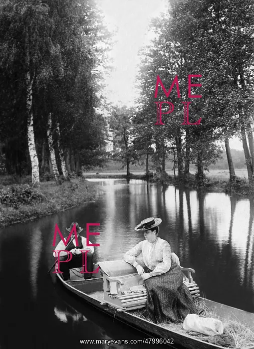 : These two enjoy the summer during a boat trip on the : These two enjoy the summer during a boat trip on the