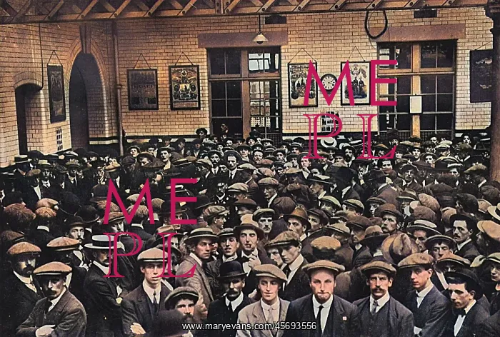 : Enlisting in Kitchener's Army at the start of World War I : Enlisting in Kitchener's Army at the start of World War I