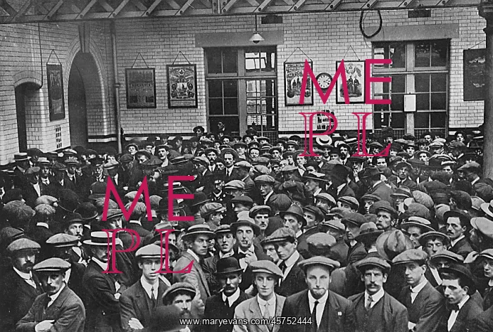 : Enlisting in Kitchener's Army at the start of World War I : Enlisting in Kitchener's Army at the start of World War I