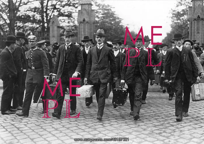 : Enlisting of reservists at the outbreak of war, 1914 : Enlisting of reservists at the outbreak of war, 1914