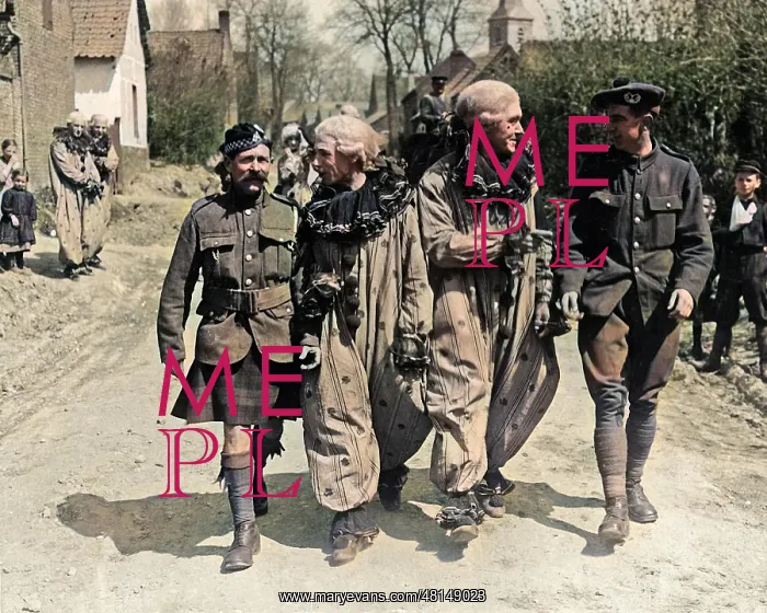 : Two entertainers with Scots troops, WW1 : Two entertainers with Scots troops, WW1