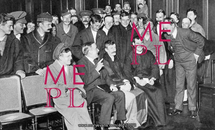 : Entertaining wounded soldiers at St. Thomas's Hospital, WW1 : Entertaining wounded soldiers at St. Thomas's Hospital, WW1