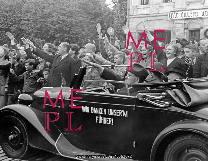 : Enthusiastic people after the occupation of the Sudetenland : Enthusiastic people after the occupation of the Sudetenland