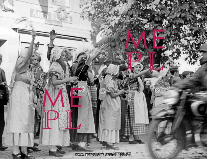 : Enthusiastic people in Zuckmantel, 1938 : Enthusiastic people in Zuckmantel, 1938