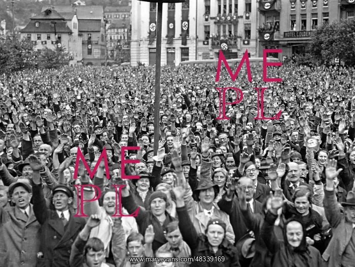 : Enthusiastic population in Karlsbad, 1938 : Enthusiastic population in Karlsbad, 1938