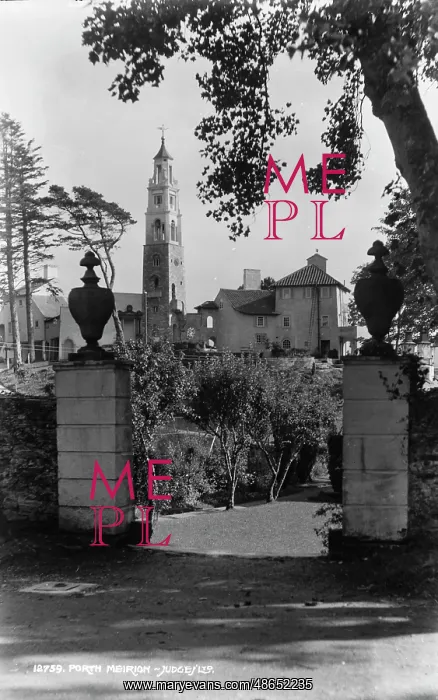 : Entrance to Porth Meirion : Entrance to Porth Meirion