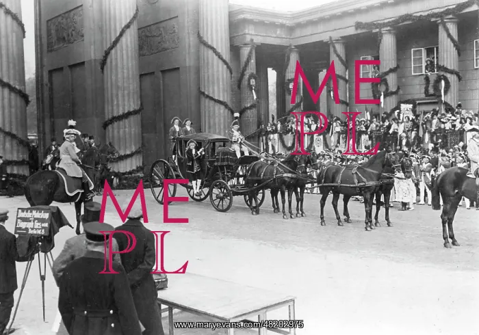 : Entry of Queen Luise through Brandenburg Gate, 1912 : Entry of Queen Luise through Brandenburg Gate, 1912