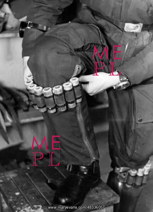 : Equipment of a German pilot, 1940 : Equipment of a German pilot, 1940
