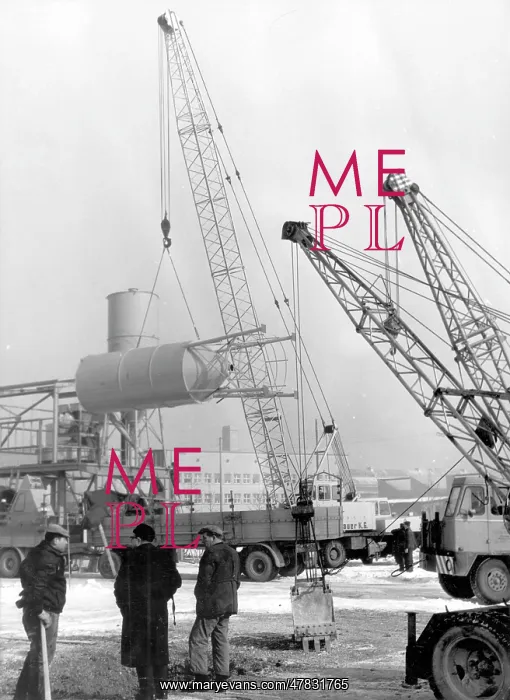 : Erecting a grain silo using cranes : Erecting a grain silo using cranes