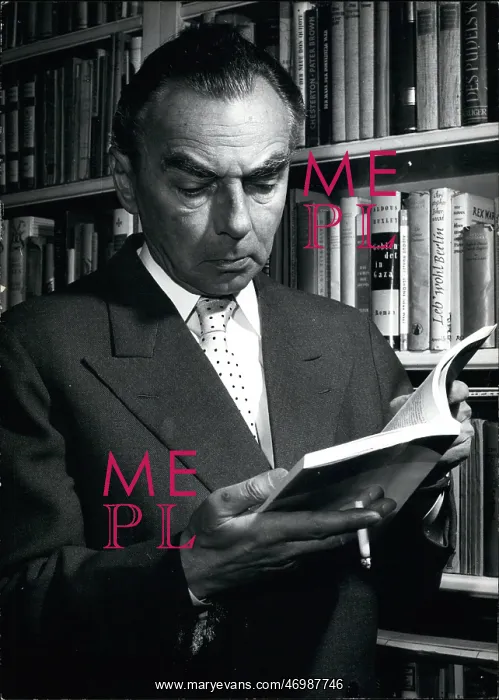 : Erich Kastner, German writer, at home in Munich : Erich Kastner, German writer, at home in Munich