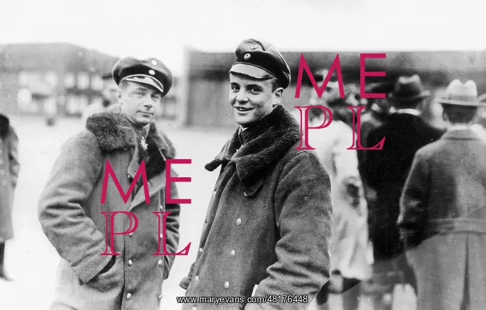 : Ernst Udet with the fighter pilot Jacobs, 1917 : Ernst Udet with the fighter pilot Jacobs, 1917