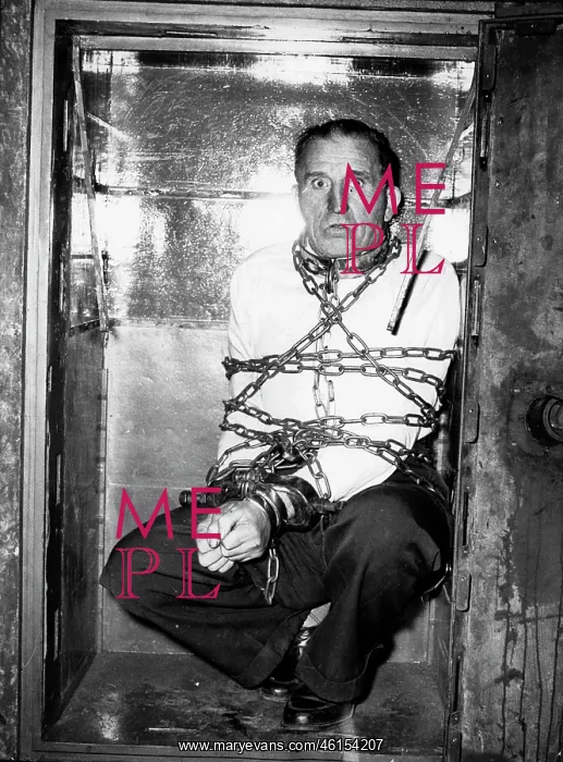 : Escape artist Don Alfonso gets out of chains and handcuffs : Escape artist Don Alfonso gets out of chains and handcuffs