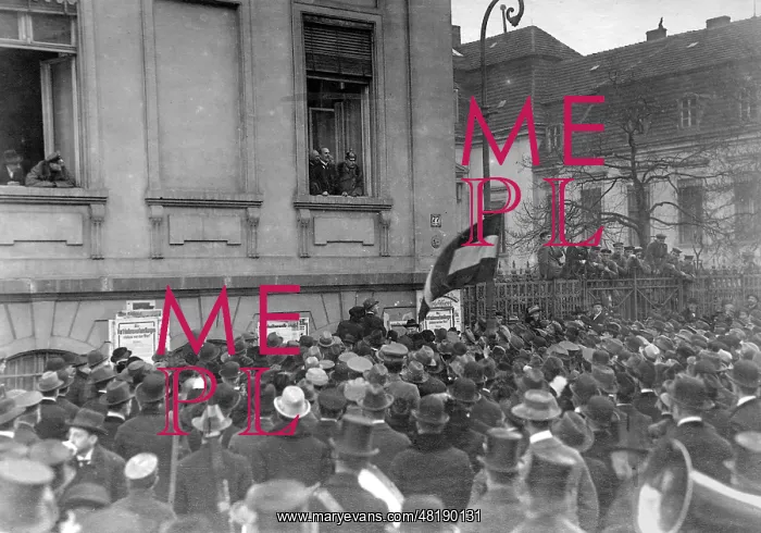 : Eugen Schiffer speaks to the crowd, 1919 : Eugen Schiffer speaks to the crowd, 1919