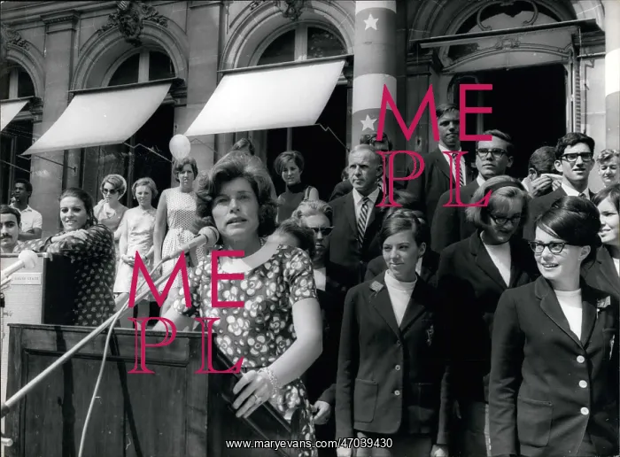 : Eunice Kennedy Shriver speaking to students in Paris : Eunice Kennedy Shriver speaking to students in Paris