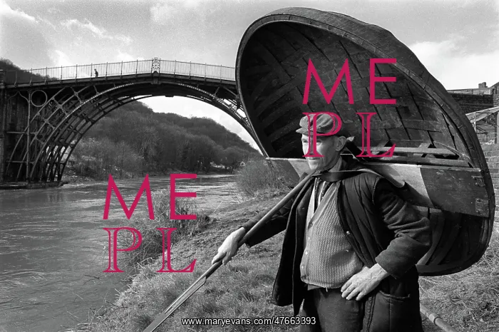 : Eustace Rogers, the last coracle man of Ironbridge, Shropshi : Eustace Rogers, the last coracle man of Ironbridge, Shropshi