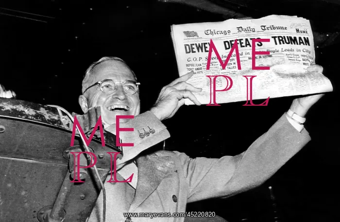 : EV1811 - Harry Truman holds up headline ? : EV1811 - Harry Truman holds up headline ?