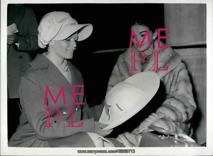 : Eva Bartok, Pier Angeli, actresses, Gatwick Airport : Eva Bartok, Pier Angeli, actresses, Gatwick Airport