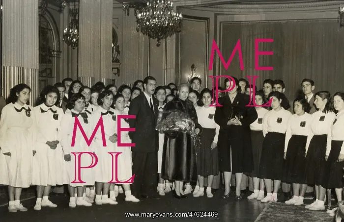 : Eva Peron with delegation of teachers and students : Eva Peron with delegation of teachers and students