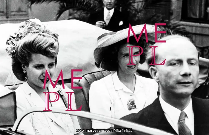 : EVA PERON-Eva Duarte Peron rides through ? : EVA PERON-Eva Duarte Peron rides through ?